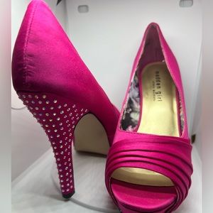 Steve Madden platform peep toe fuchsia pink Barbie rhinestone high heels.